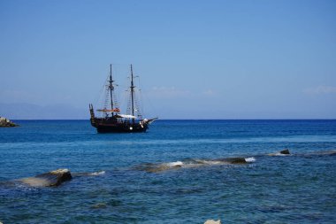 Yunanistan 'ın Rodos kıyısındaki Mandraki Limanı' nda yelkenli gemi. 