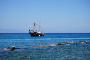 Yunanistan 'ın Rodos kıyısındaki Mandraki Limanı' nda yelkenli gemi. 