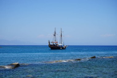 Yunanistan 'ın Rodos kıyısındaki Mandraki Limanı' nda yelkenli gemi. 