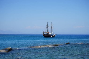 Yunanistan 'ın Rodos kıyısındaki Mandraki Limanı' nda yelkenli gemi.