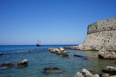 Aziz Nikolaos Kalesi 'nin duvarlarında yelkenli taşıyan bir gemi. Rodos, Yunanistan  