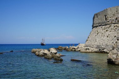 Aziz Nikolaos Kalesi 'nin duvarlarında yelkenli taşıyan bir gemi. Rodos, Yunanistan 