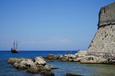 Aziz Nikolaos Kalesi 'nin duvarlarında yelkenli taşıyan bir gemi. Rodos, Yunanistan 