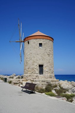 Rhodes şehrindeki ticari limanda yel değirmeni iskelesi. Rodos, Yunanistan 