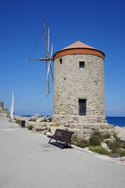 Rhodes şehrindeki ticari limanda yel değirmeni iskelesi. Rodos, Yunanistan 