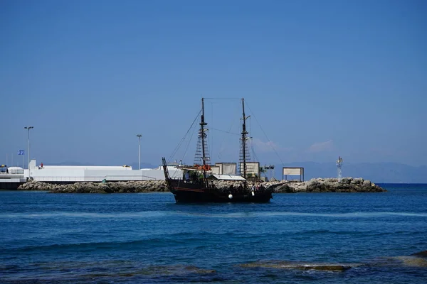 Yunanistan 'ın Rodos kıyısındaki Mandraki Limanı' nda yelkenli gemi. 