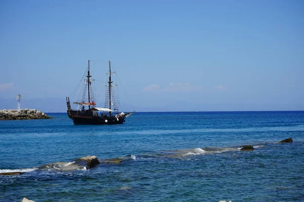 Navio Vela Mar Mandraki Harbor Largo Costa Rodes Grécia — Fotografia de Stock