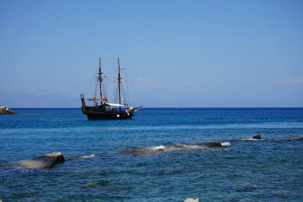 Yunanistan 'ın Rodos kıyısındaki Mandraki Limanı' nda yelkenli gemi. 