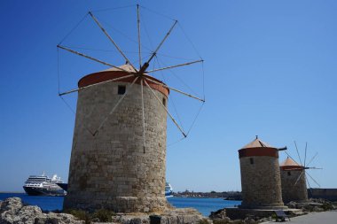 Rhodes şehrindeki ticari limanda yel değirmeni iskelesi. Rodos, Yunanistan 