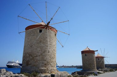 Rhodes şehrindeki ticari limanda yel değirmeni iskelesi. Rodos, Yunanistan 