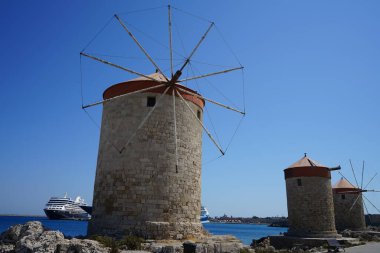 Rhodes şehrindeki ticari limanda yel değirmeni iskelesi. Rodos, Yunanistan 