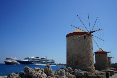 Rhodes şehrindeki ticari limanda yel değirmeni iskelesi. Rodos, Yunanistan 