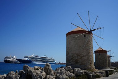 Rhodes şehrindeki ticari limanda yel değirmeni iskelesi. Rodos, Yunanistan 