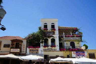 Yunanistan 'ın Rodos kentinin ortaçağ evlerinin balkonları