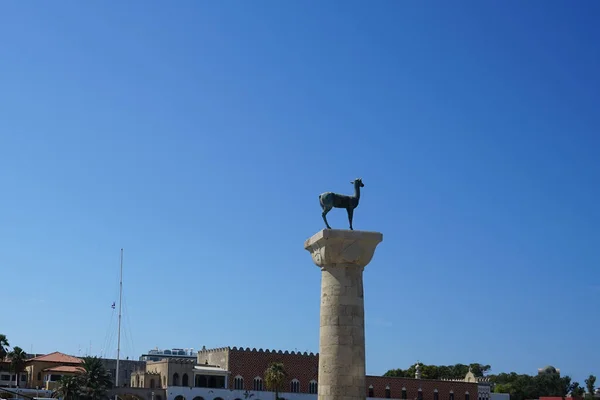 Yunanistan Rodos Limanında Bronz Geyik — Stok fotoğraf