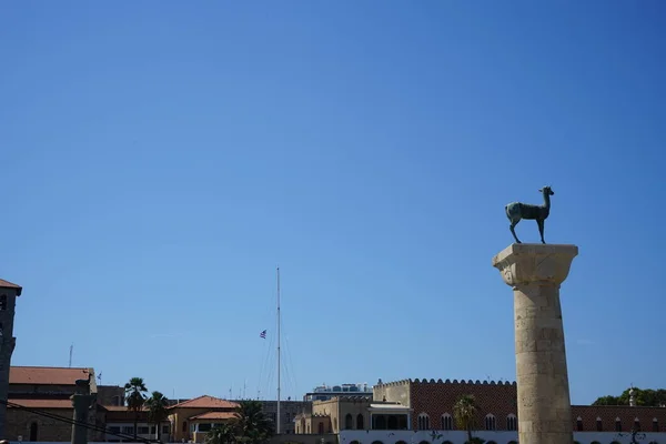 ギリシャのロードス島の港にある青銅の鹿 — ストック写真