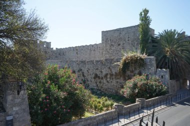 Eylül ayında Yunanistan 'ın Akdeniz bitki örtüsüyle çevrili ortaçağ kale kenti Rodos' u çevreleyen muazzam taş duvar