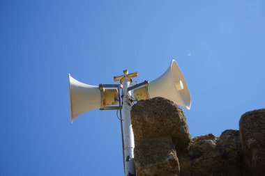 Korna sesi hoparlör ya da hoparlör elemanı, sürüş elementinin genel verimini arttırmak için akustik korna kullanan bir hoparlördür. Rodos, Yunanistan 