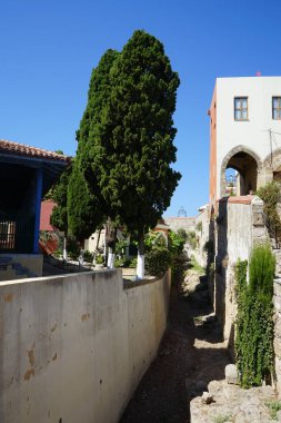 Yunanistan 'ın ortaçağ Rodos kentinde tipik dar sokaklar  