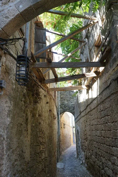 Typická Úzká Ulička Středověkém Městě Rhodos Řecku — Stock fotografie