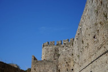 Yunanistan 'ın Rodos kentindeki ortaçağ kalesini çevreleyen kudretli taş duvar 