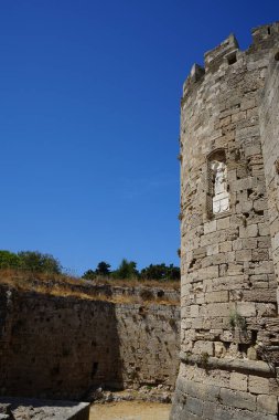 Yunanistan 'ın Rodos kentindeki ortaçağ kalesini çevreleyen kudretli taş duvar  
