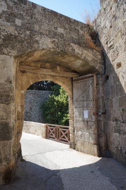 Yunanistan 'ın Rodos kentindeki ortaçağ kalesini çevreleyen kudretli taş duvar 