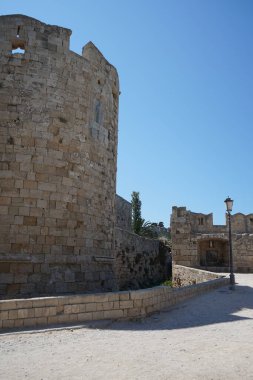 Yunanistan 'ın Rodos kentindeki ortaçağ kalesini çevreleyen kudretli taş duvar 