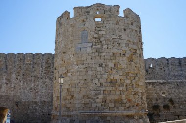 Yunanistan 'ın Rodos kentindeki ortaçağ kalesini çevreleyen kudretli taş duvar 