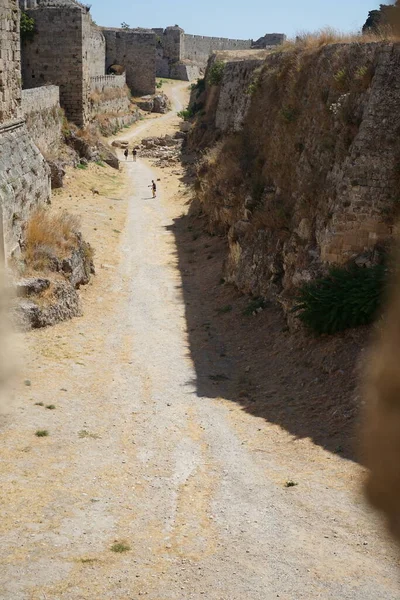 Possente Muro Pietra Che Circonda Città Medievale Fortezza Rodi Grecia — Foto Stock