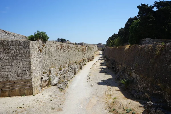 Possente Muro Pietra Che Circonda Città Medievale Fortezza Rodi Grecia — Foto Stock