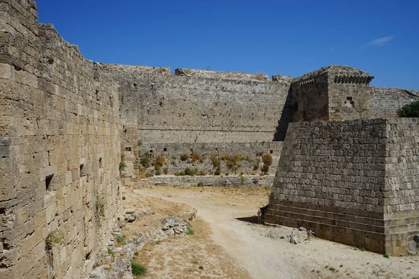 Possente Muro Pietra Che Circonda Città Medievale Fortezza Rodi Grecia — Foto Stock