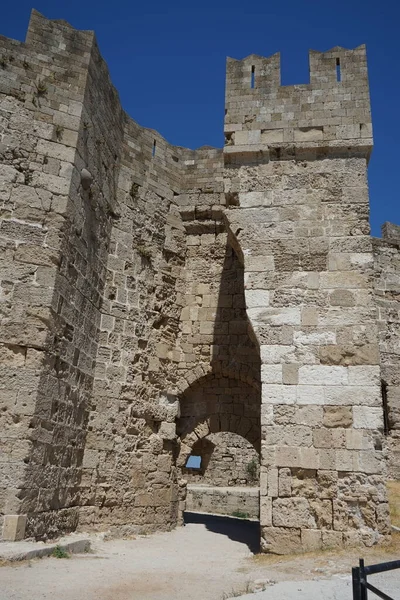 Yunanistan 'ın Rodos kentindeki ortaçağ kalesini çevreleyen kudretli taş duvar 