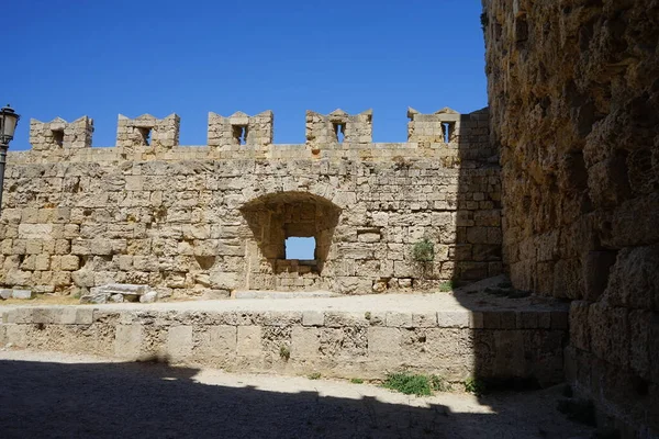 Ισχυρό Πέτρινο Τείχος Που Περιβάλλει Μεσαιωνική Πόλη Φρούριο Της Ρόδου — Φωτογραφία Αρχείου