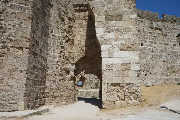 Yunanistan 'ın Rodos kentindeki ortaçağ kalesini çevreleyen kudretli taş duvar 