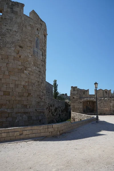 Wielki Kamienny Mur Otaczający Średniowieczne Miasto Twierdzę Rodos Grecja — Zdjęcie stockowe