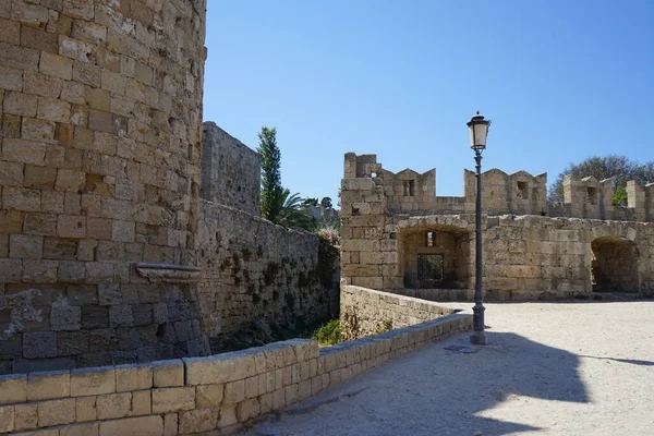 Yunanistan 'ın Rodos kentindeki ortaçağ kalesini çevreleyen kudretli taş duvar 