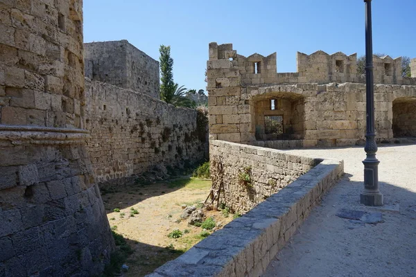 Yunanistan 'ın Rodos kentindeki ortaçağ kalesini çevreleyen kudretli taş duvar 