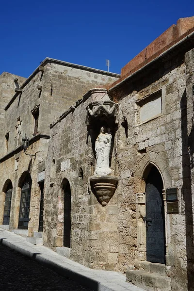Estátua Branca Nossa Senhora Criança Fachada Edifício Medieval Cidade Histórica — Fotografia de Stock