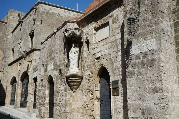 Estatua Blanca Nuestra Señora Niño Fachada Edificio Medieval Histórica Ciudad —  Fotos de Stock