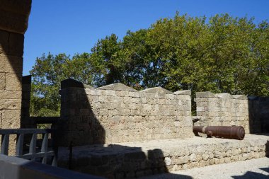 Yunanistan 'ın Rodos kentindeki ortaçağ kalesini çevreleyen kudretli taş duvar