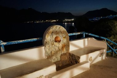 Akdeniz kıyısındaki uçurumun kıyısındaki Agios Nikolaos Şapeli yakınlarında bir çeşme. Kolympia, Rodos, Yunanistan 