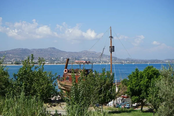 Loď Černá Perla Pobřeží Vesnice Kolympia Rhodos Řecko — Stock fotografie
