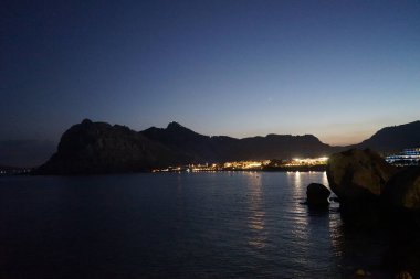 Gece vakti Kolimpia köyünün muhteşem manzarası. Rodos, Yunanistan 