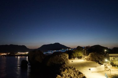 Gece vakti Kolimpia köyünün muhteşem manzarası. Rodos, Yunanistan 