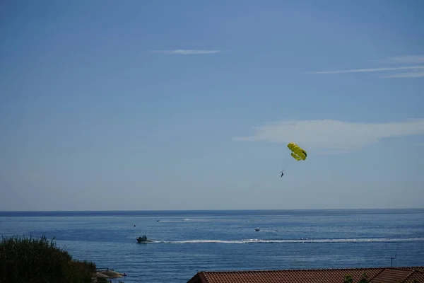 Parasailing Středozemním Moři Parasailing Rekreační Kiting Činnost Při Níž Člověk — Stock fotografie