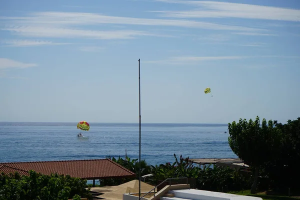 Akdeniz Parasailing Parasailing Bir Insanın Bir Aracın Arkasına Çekilip Paraşütü — Stok fotoğraf