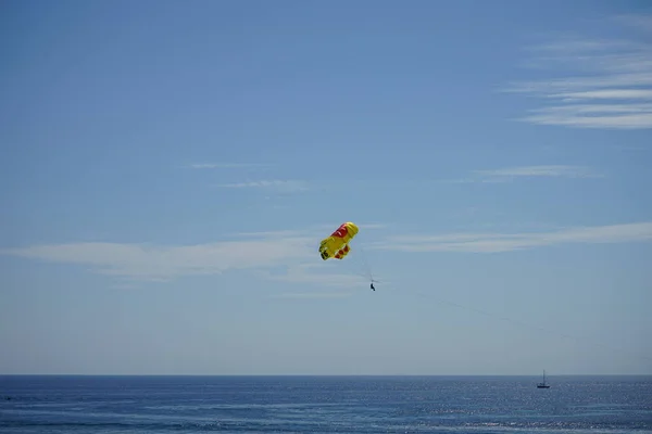 Parasailing Středozemním Moři Parasailing Rekreační Kiting Činnost Při Níž Člověk — Stock fotografie