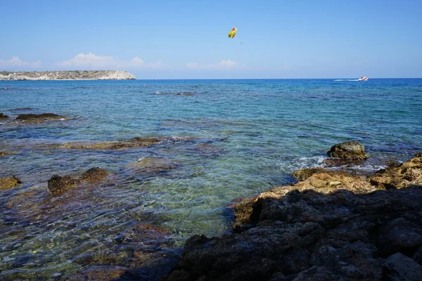 Παραβίαση Στη Μεσόγειο Parasailing Είναι Μια Ψυχαγωγική Δραστηριότητα Kiting Όπου — Φωτογραφία Αρχείου