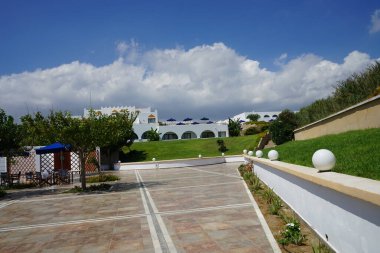 Yunanistan 'ın Rodos kentindeki Kolimpia köyünün tatil beldesinde modern mimari 